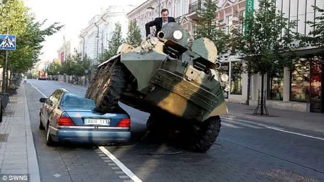 Sức Mạnh Của Xe Ô Tô Bọc Thép: Câu Chuyện Từ Vilnius