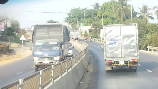 Việc Sửa Đổi Thông Tư Số 13/2009/tt-bgtvt Giúp Tăng Tốc Độ Bình Quân Mỗi Loại Đường Là 10 Km/giờ. Trong Ảnh: Quốc Lộ 1 Qua Tỉnh Đồng Nai Được Nâng Cấp, Lắp Dải Phân Cách Cứng