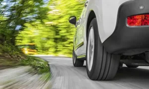 Xe Ô Tô Chạy Trên Đường: Khi Nào Gặp Hiện Tượng Rung Mạnh Nhất?