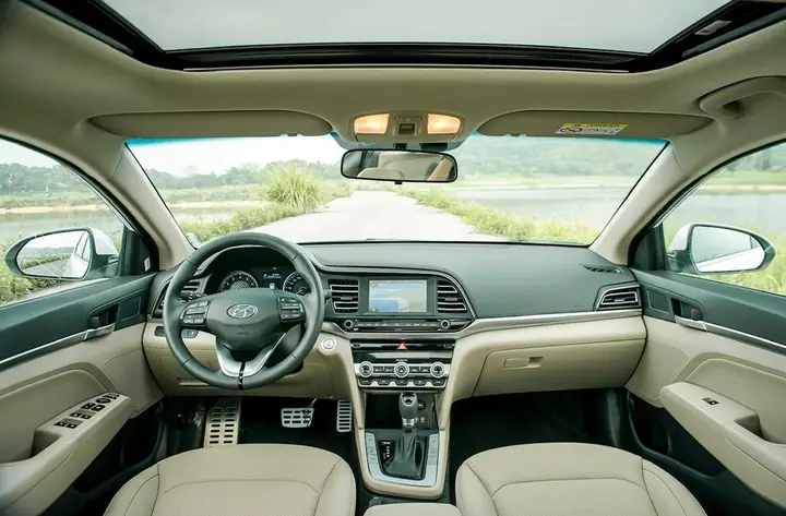 Xe Ô Tô Có Cửa Sổ Trời