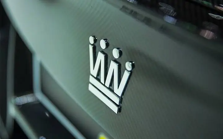 Xe Ô Tô Có Hình Vương Miện: Biểu Tượng Quyền Lực Và Đẳng Cấp Trong Ngành Công Nghiệp Xe Hơi