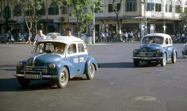 Xe Ô Tô Cổ Sài Gòn: Hành Trình Thời Gian Trên Những Chiếc Xe Thập Niên 60