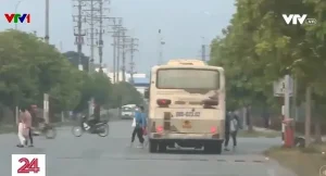 “nhộn Nhịp” Xe Ô Tô Cũ Nát Đưa Đón Công Nhân - Ảnh 3.