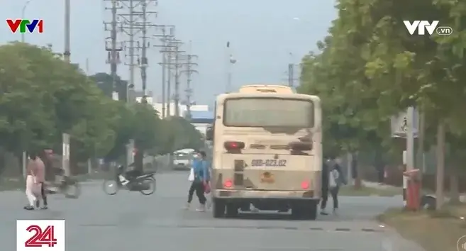 “nhộn Nhịp” Xe Ô Tô Cũ Nát Đưa Đón Công Nhân - Ảnh 3.