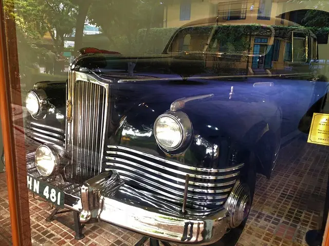 Xe Ô Tô Của Bác Hồ: Hành Trình Lịch Sử Từ Chiếc Xe Đầu Tiên Đến Biểu Tượng Dân Tộc