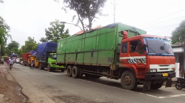 Nhieu-o-to-dam-lien-hoan-thi-loi-thuoc-ve-xe-nao