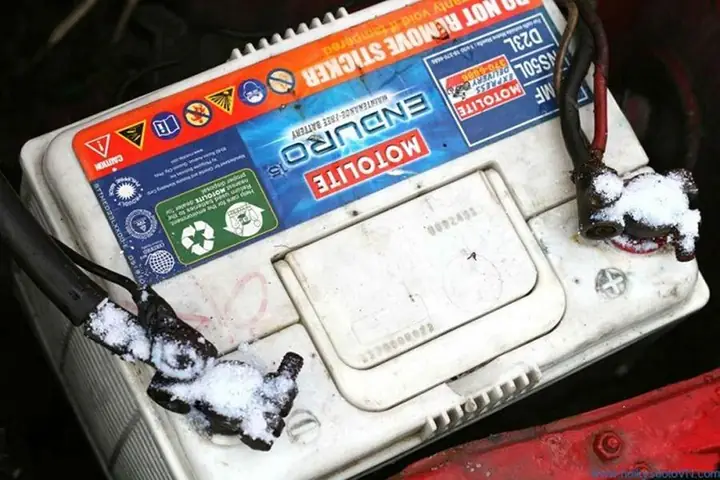 2/ Lỗi Xe Đề Không Nổ Do Các Cực Của Ắc Quy Kết Nối Kém