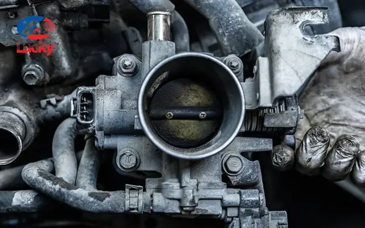 Bướm Ga Ô Tô Bị Bám Bụi Bẩn