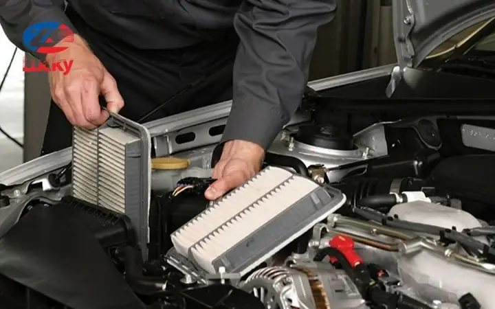 Lọc Gió Động Cơ Buồng Đốt Ô Tô Bám Bụi Bẩn