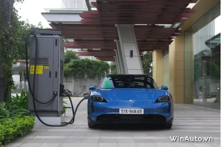 Porsche Taycan: 4.170 – 6.770 Tỷ Đồng