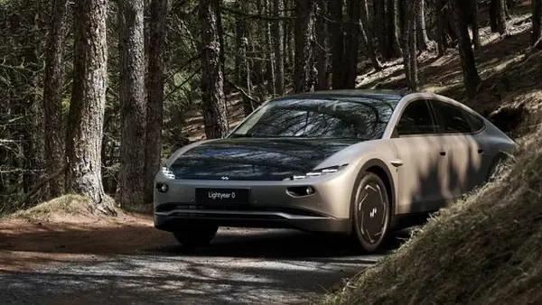 Xuất Hiện Xe Ô Tô Điện Năng Lượng Mặt Trời Chạy 7 Tháng Không Cần Sạc Sắp Được Ra Mắt