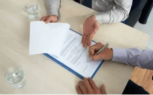 Bước 3: Đặt Cọc & Ký Hợp Đồng