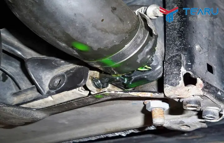 Nước Làm Mát Bị Lọt Vào Bên Trong Buồng Đốt