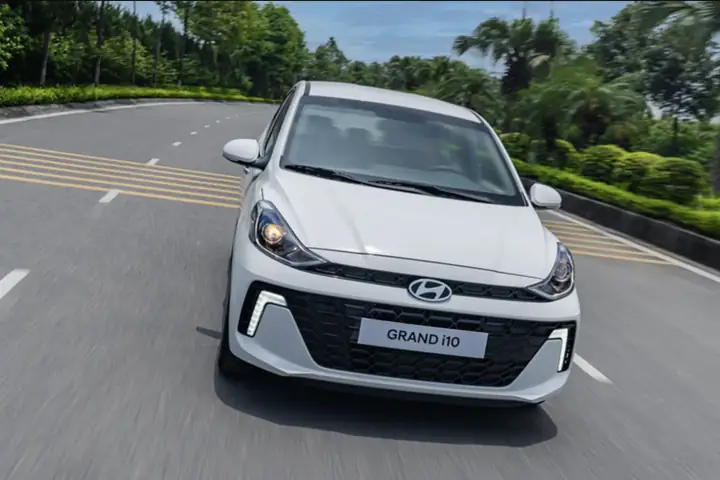 Ngoại Thất Hyundai I10 Sedan 1.2at Tiêu Chuẩn