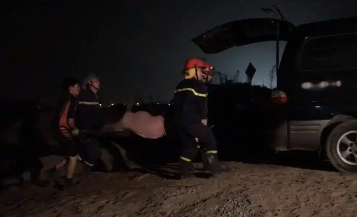 Ô Tô Lao Từ Cầu Chương Dương Xuống Sông: Tìm Thấy Xe Mercedes Và 2 Nạn Nhân Bên Trong - Ảnh 17.