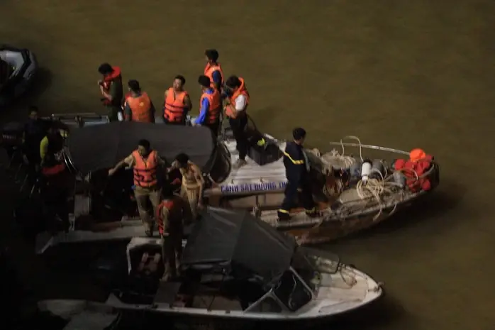 Ô Tô Lao Từ Cầu Chương Dương Xuống Sông: Tìm Thấy Xe Mercedes Và 2 Nạn Nhân Bên Trong - Ảnh 9.