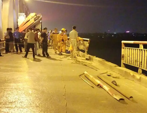 Ô Tô Lao Từ Cầu Chương Dương Xuống Sông: Tìm Thấy Xe Mercedes Và 2 Nạn Nhân Bên Trong - Ảnh 13.