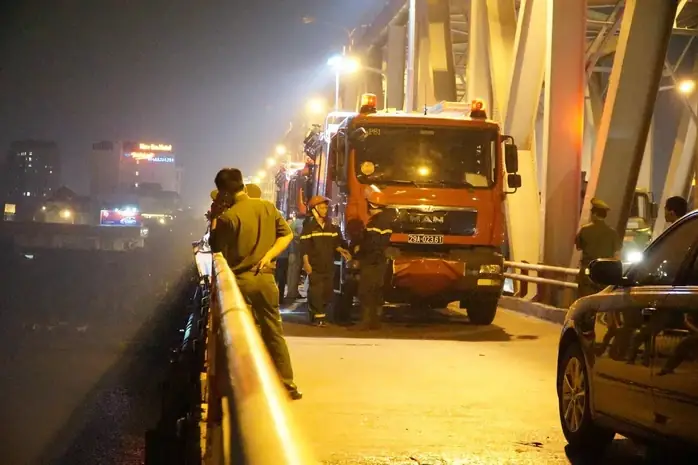 Ô Tô Lao Từ Cầu Chương Dương Xuống Sông: Tìm Thấy Xe Mercedes Và 2 Nạn Nhân Bên Trong - Ảnh 5.