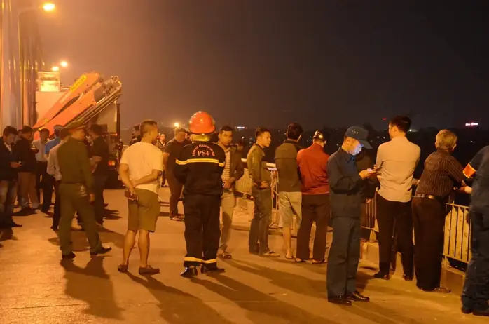 Ô Tô Lao Từ Cầu Chương Dương Xuống Sông: Tìm Thấy Xe Mercedes Và 2 Nạn Nhân Bên Trong - Ảnh 7.