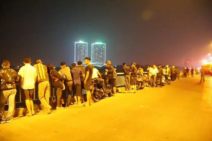 Ô Tô Lao Từ Cầu Chương Dương Xuống Sông: Tìm Thấy Xe Mercedes Và 2 Nạn Nhân Bên Trong - Ảnh 6.