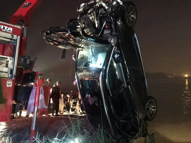 Ô Tô Lao Từ Cầu Chương Dương Xuống Sông: Tìm Thấy Xe Mercedes Và 2 Nạn Nhân Bên Trong - Ảnh 16.