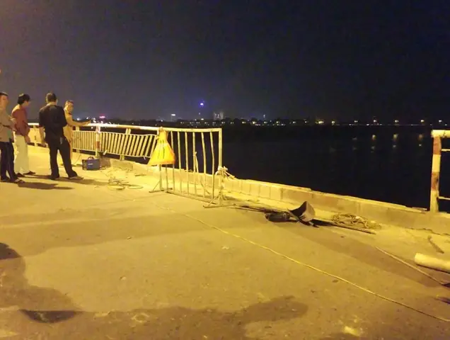 Ô Tô Lao Từ Cầu Chương Dương Xuống Sông: Tìm Thấy Xe Mercedes Và 2 Nạn Nhân Bên Trong - Ảnh 12.