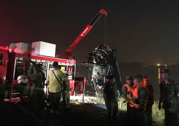 Hiện Trường Sau Khi Trục Vớt Xe Ô Tô