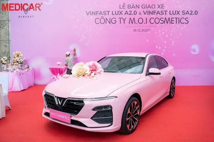1xe Vinfast Lux A2.0 Màu Hồng