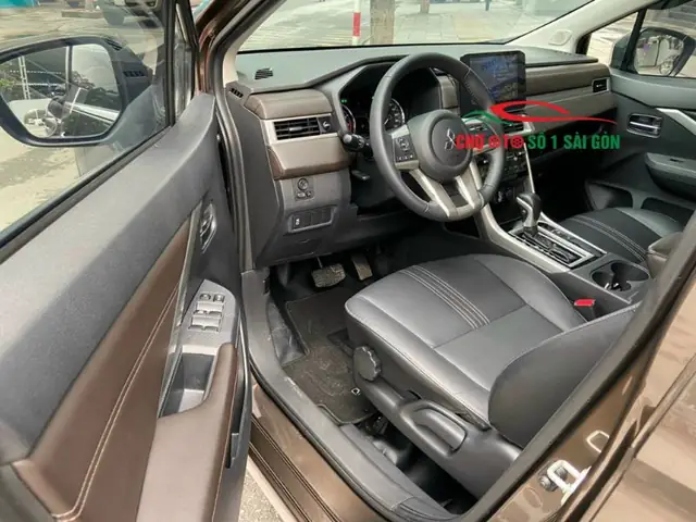 Hình Ảnh Hàng Ghế Đầu Xe Ô Tô Cũ Mitsubishi Xpander Màu Nâu Đồng 2022