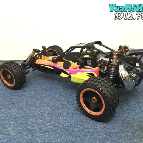 Xe Ô Tô Mô Hình Chạy Xăng Địa Hình Đang Tăng Tốc Trên Đường Đất