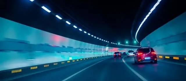 Qua Hầm Đường Bộ Cần Bật Đèn Gì?