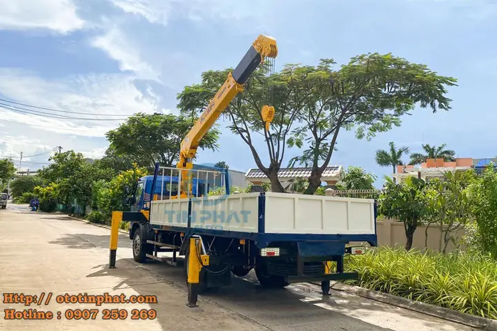 Cẩu Soosan 5 Tấn Cung Cấp Khả Năng Vận Hành Linh Hoạt, Cho Phép Nâng Hạ Và Di Chuyển Hàng Hóa Một Cách An Toàn Và Hiệu Quả. Thiết Kế Cẩu Với Cụm Chân Chống Chắc Chắn Giúp Xe Ổn Định Trong Mọi Điều Kiện, Giảm Tải Trọng Lên Cầu Xe Và Tăng Cường Sự An Toàn Khi Vận Hành.