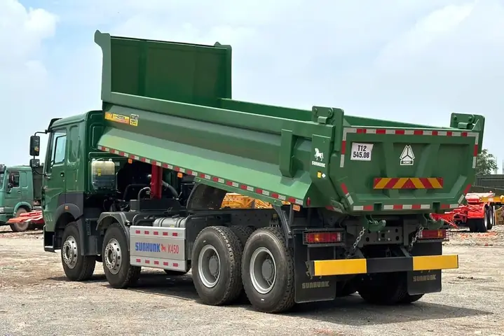 Khả Năng Vận Chuyển Hàng Hóa Vượt Trội Của Howo 4 Chân Thùng Đúc