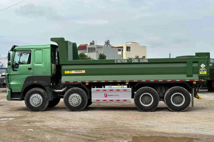 Ngoại Thất Mạnh Mẽ Và Hiện Đại Của Xe Ben Howo 4 Chân Thùng Đúc 2025