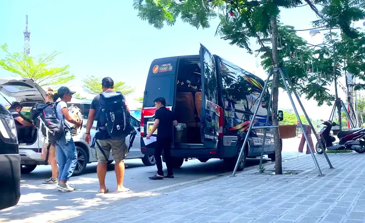 (chinhphu.vn) - Xe Limousin Đón, Trả Khách Tận Nhà Đang Được Người Dân Sử Dụng Ngày Càng Nhiều Vì Tính Tiện Dụng. Tuy Nhiên, Hình Thức Xe Đưa Đón Này Đang Không Tuân Thủ Theo Quy Định Của Loại Xe Hợp Đồng Vận Chuyển Khách, Ảnh Hưởng Trực Tiếp Đến Việc Thu Thuế Của Nhà Nước, Phá Vỡ Quy Hoạch Tuyến Vận Tải, Tiềm Ẩn Nguy Cơ Ùn Tắc Giao Thông, Tai Nạn Giao Thông Ở Đô Thị.