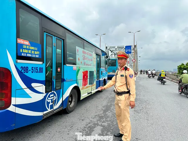 Xe Ô Tô Trên 9 Chỗ