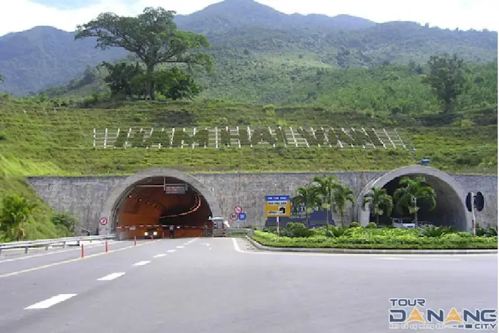 Đi Qua Hầm Hải Vân