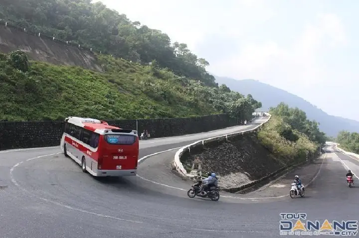 Đi Trên Đèo Hải Vân