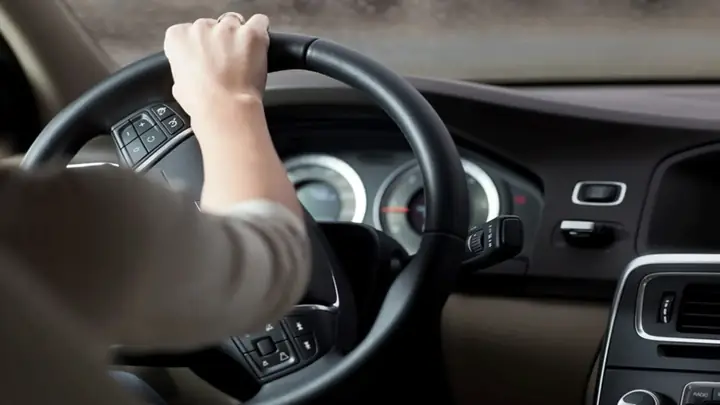 Cách Đánh Lái Vô Lăng Sang Phải Với Một Tay