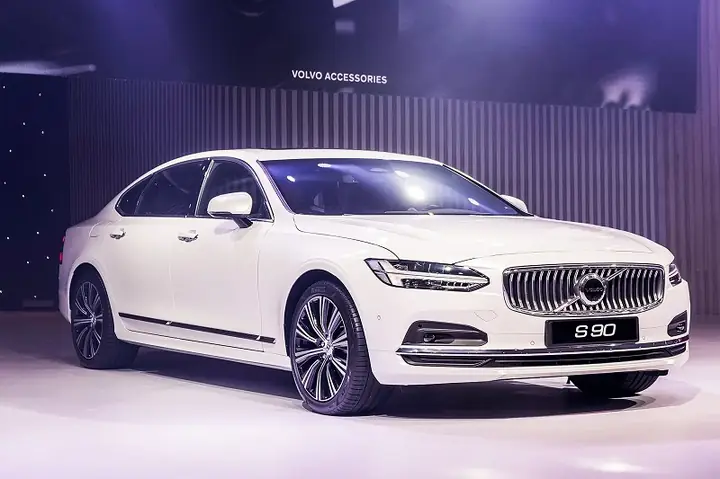 Đánh Giá Chi Tiết Volvo V90 Cross Country 2016-2019: Sự Kết Hợp Giữa Sang Trọng Và Khả Năng Off-road Nhẹ