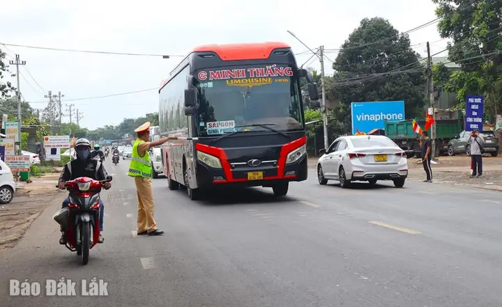 Xe Tải Đâm Ô Tô Giường Nằm Đắc Lắc