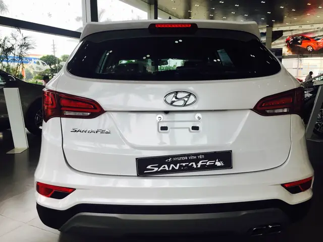 Duoi_xe_santafe_mau_trang