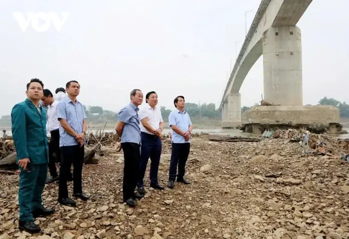 Xem Xet Cho Xe O To Con Loai Tu 7 Cho Tro Xuong Luu Thong Qua Cau Song Lo Hinh Anh 2