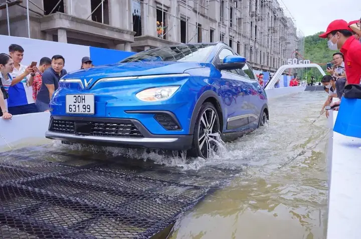 Sử Dụng Ô Tô Điện Trong Trời Dông Sét Có An Toàn Không?