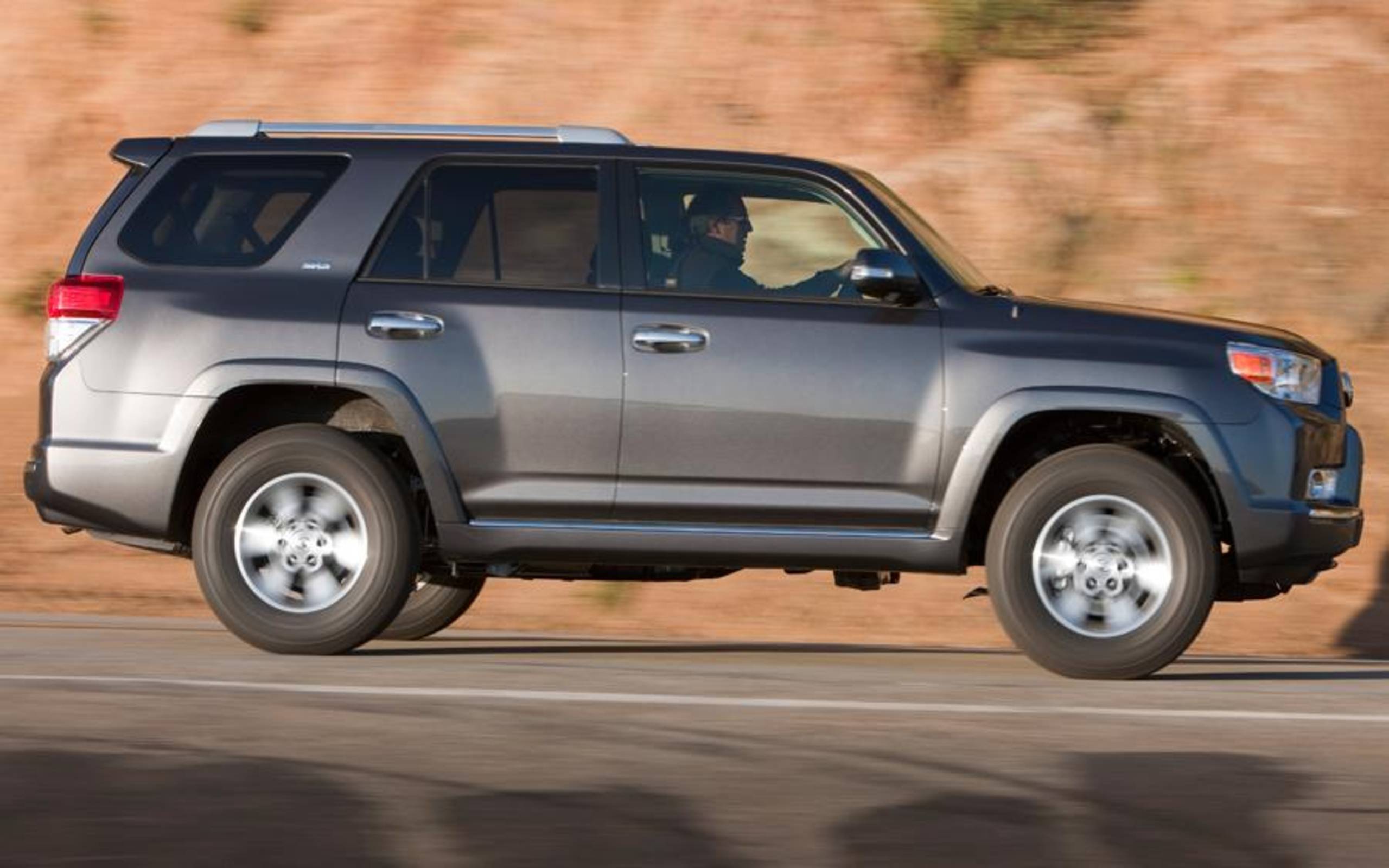 Đánh Giá Chi Tiết Toyota 4Runner 2011: Ưu Điểm, Nhược Điểm & So Sánh (Trả lời trực tiếp User Intent về thông tin tổng quan, ưu nhược điểm của xe).
