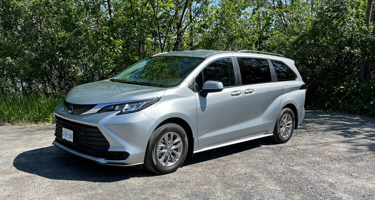 Toyota Sienna 2022: Những Câu Hỏi Thường Gặp (FAQ) và Giải Đáp Chi Tiết