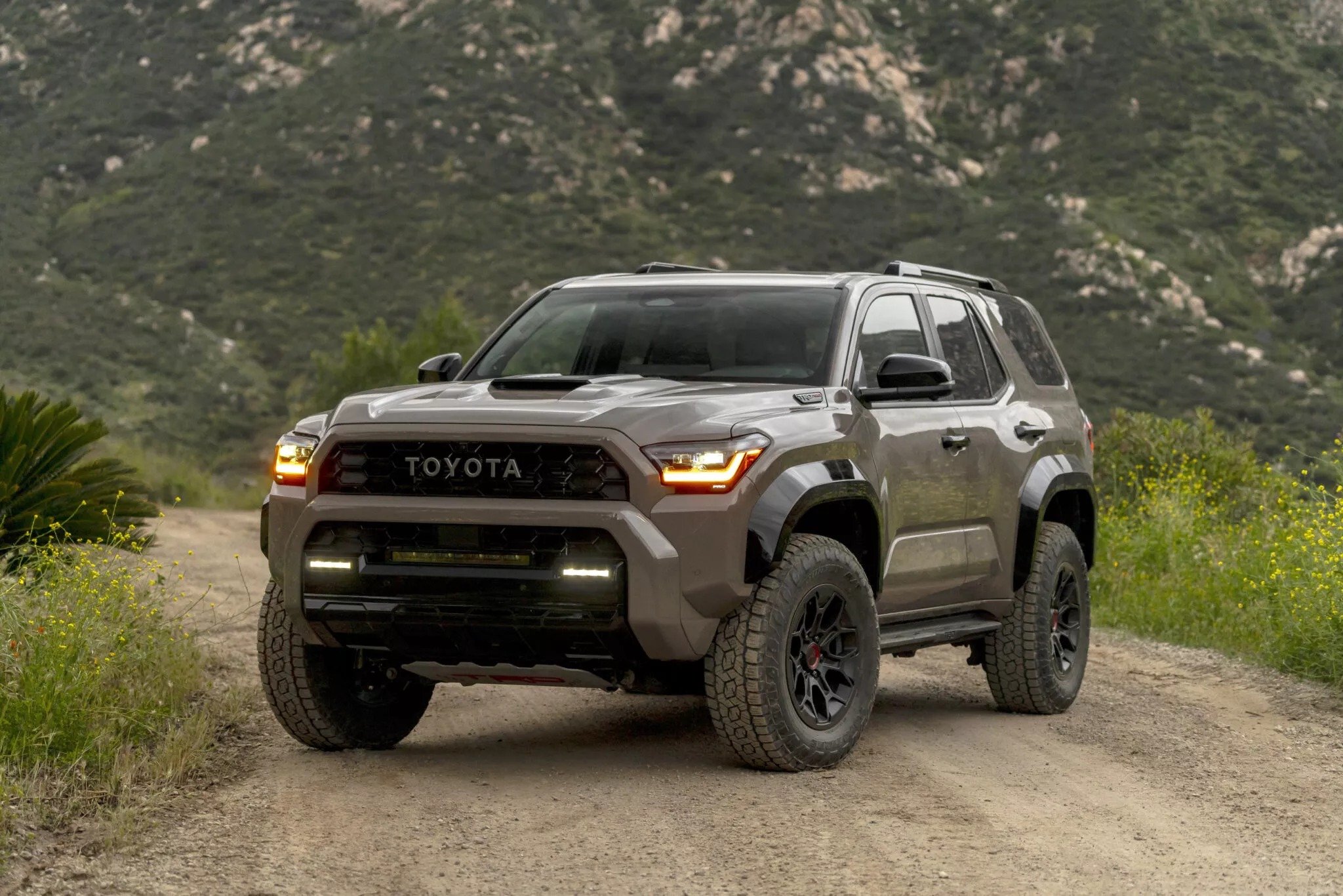 Toyota 4Runner 2024: Đánh giá từ người dùng và chuyên gia (Mô tả: Tổng hợp đánh giá từ các diễn đàn, trang web ô tô, và ý kiến của các chuyên gia về ưu nhược điểm của 4Runner 2024, giúp bạn có cái nhìn khách quan.)