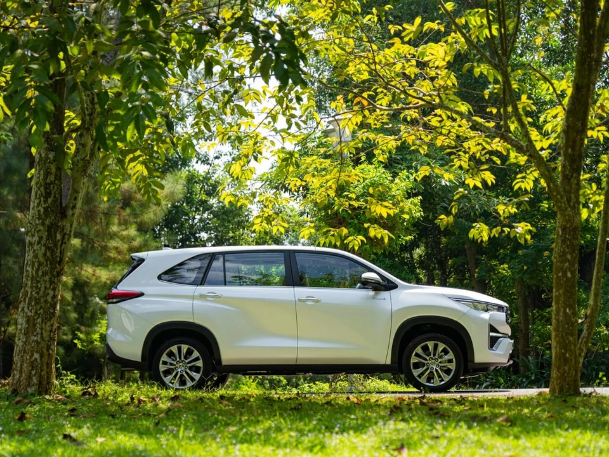 Giá lăn bánh và các phiên bản Toyota Innova Crysta 2024 tại Việt Nam (nếu có) và các thị trường khác