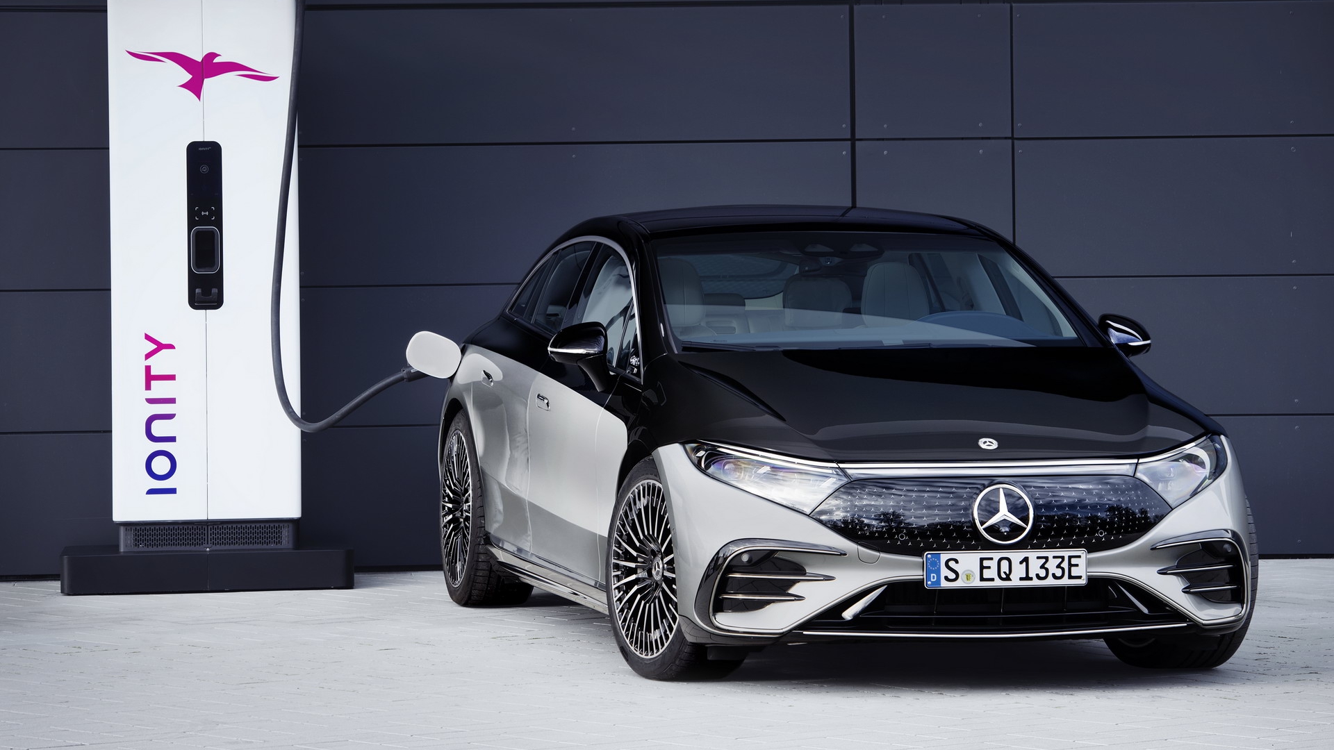 Tương lai di chuyển: Dòng xe điện MercedesEQ