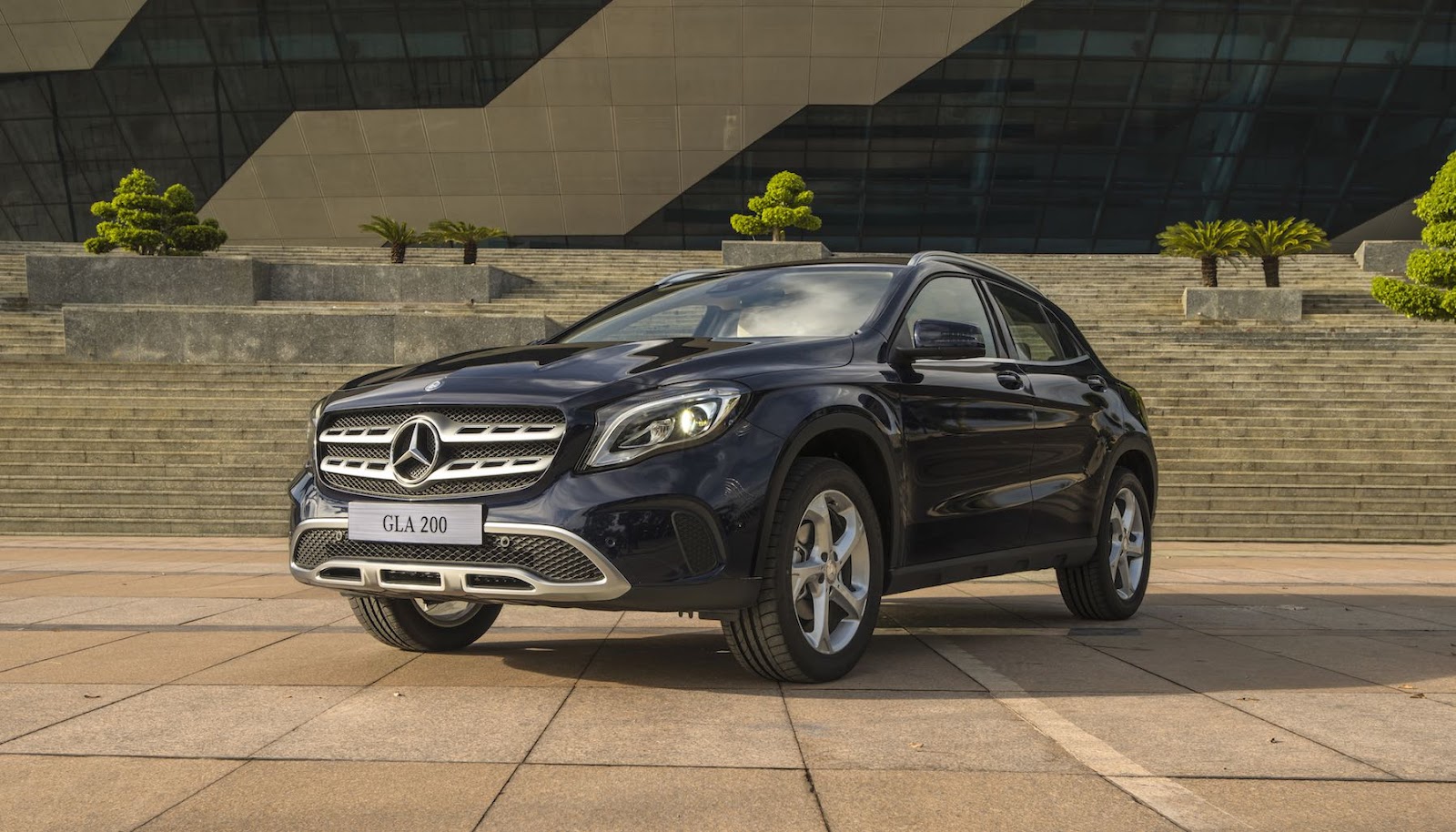 Dòng xe SUV MercedesBenz: Chinh phục Mọi Địa hình với Sự Lịch lãm